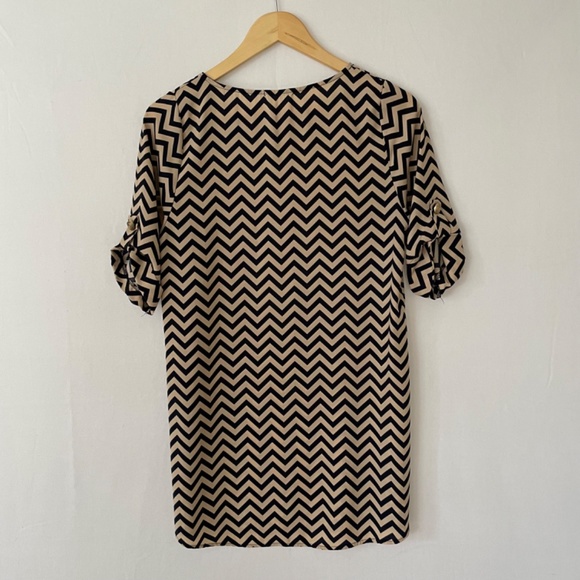 EVERLY Women's Size Small Navy Tan Chevron Short Sleeve Shift Mini Dress - Picture 4 of 7